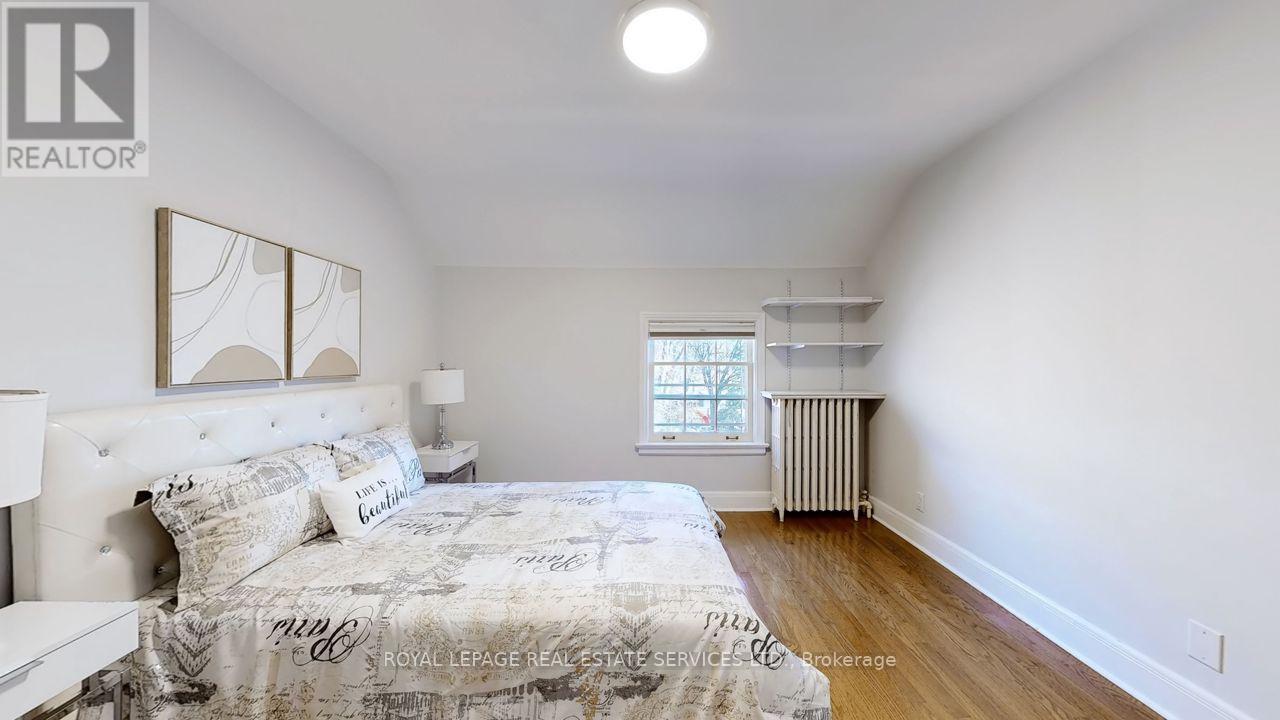 19 Strathgowan Crescent, Toronto, ON - Indoor Photo Showing Bedroom