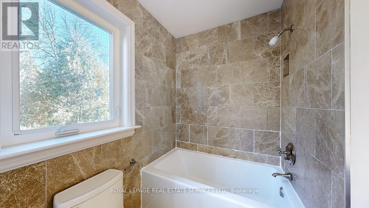 19 Strathgowan Crescent, Toronto, ON - Indoor Photo Showing Bathroom