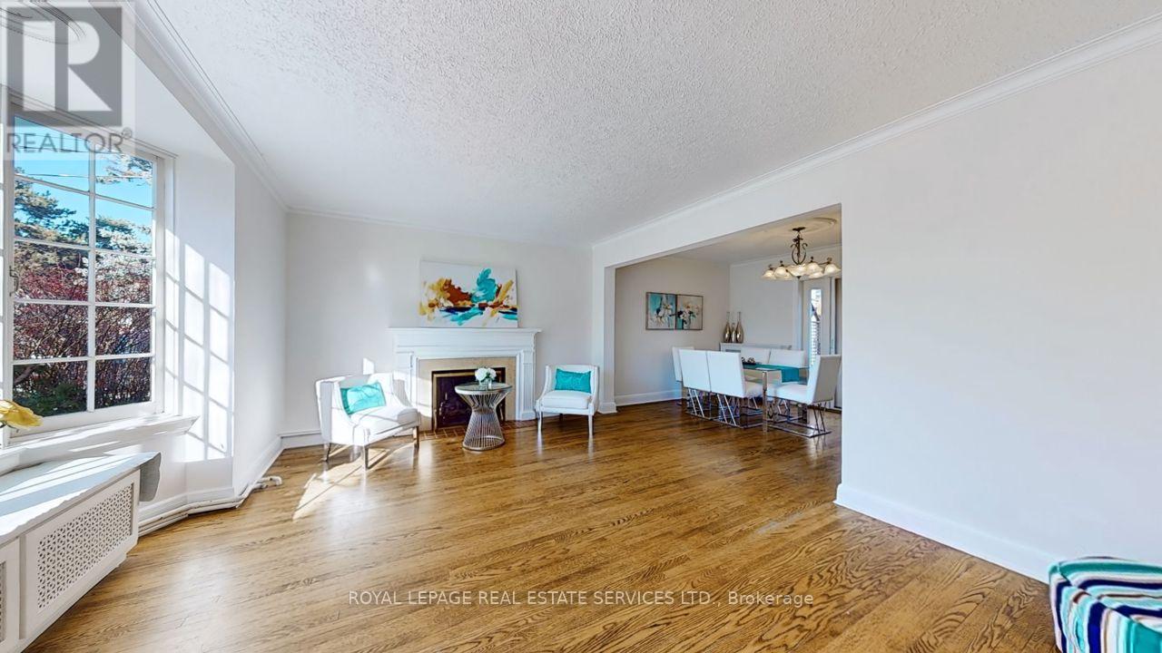 19 Strathgowan Crescent, Toronto, ON - Indoor Photo Showing Living Room