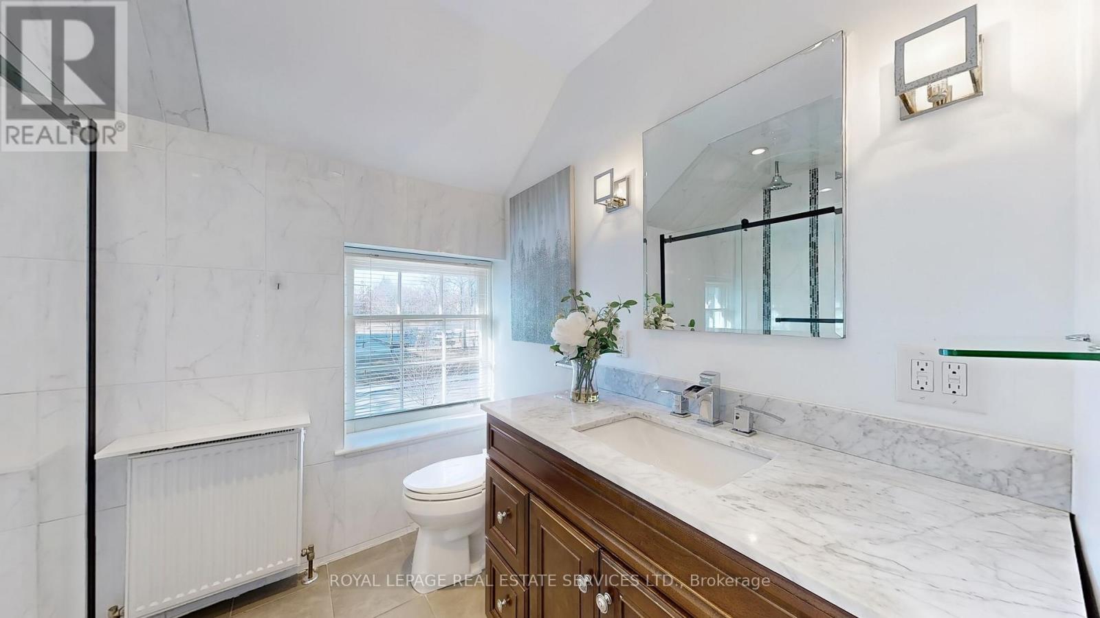 19 Strathgowan Crescent, Toronto, ON - Indoor Photo Showing Bathroom