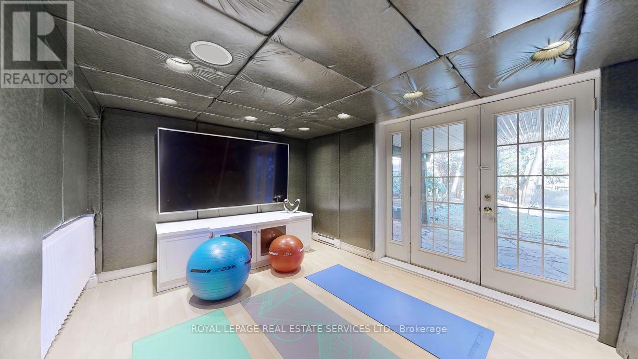 19 Strathgowan Crescent, Toronto, ON - Indoor Photo Showing Other Room
