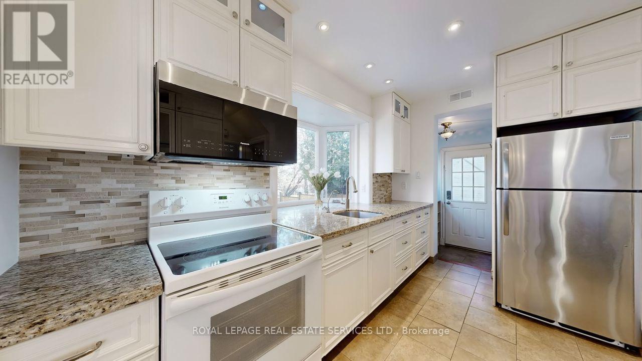 19 Strathgowan Crescent, Toronto, ON - Indoor Photo Showing Kitchen