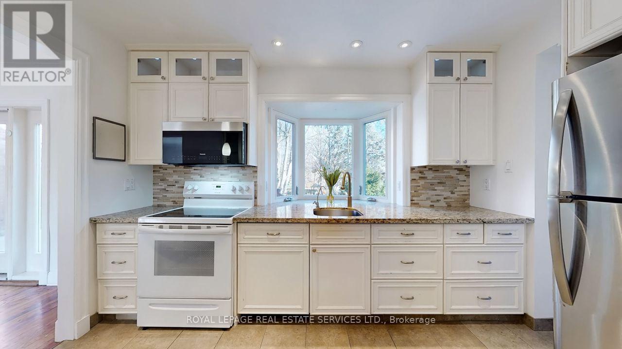 19 Strathgowan Crescent, Toronto, ON - Indoor Photo Showing Kitchen