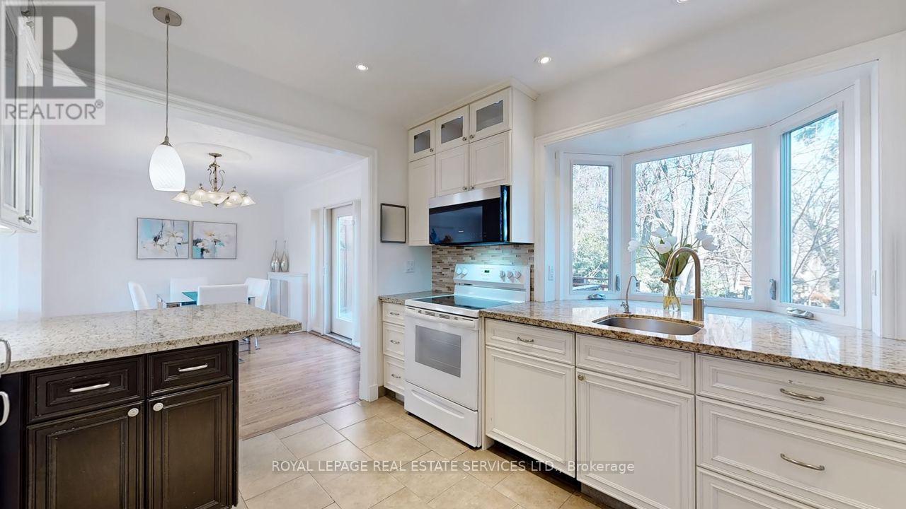 19 Strathgowan Crescent, Toronto, ON - Indoor Photo Showing Kitchen