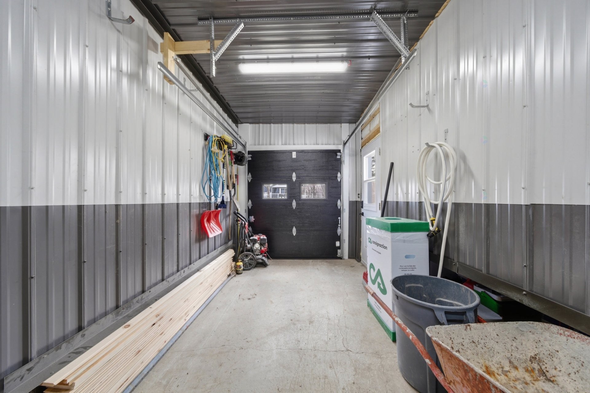 Garage - 23 Rue Aldéas-Lachapelle, Saint-François-Du-Lac, QC - Indoor Photo Showing Garage