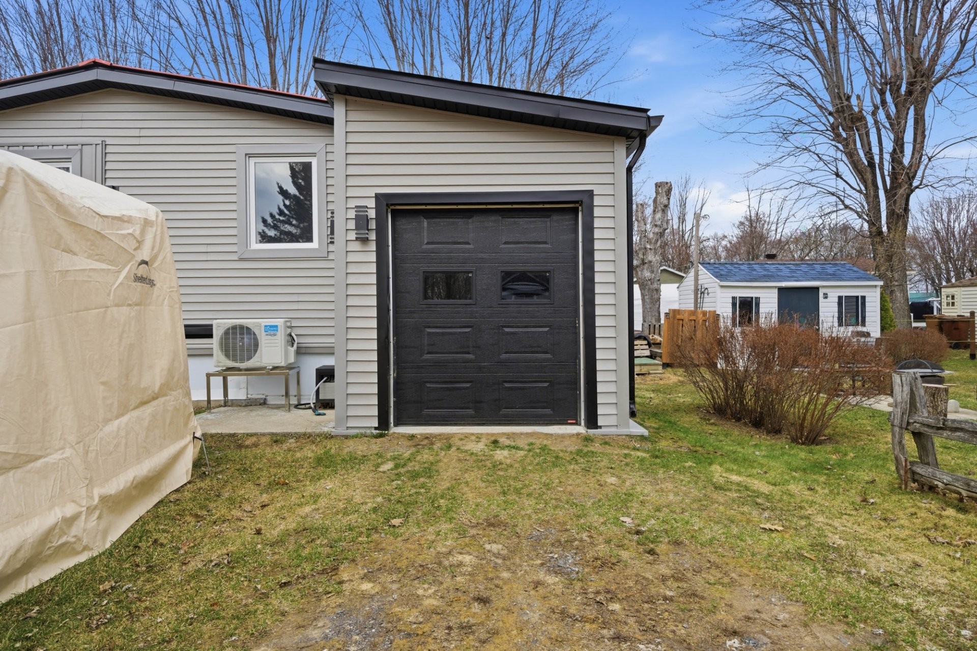Garage - 23 Rue Aldéas-Lachapelle, Saint-François-Du-Lac, QC - Outdoor With Exterior