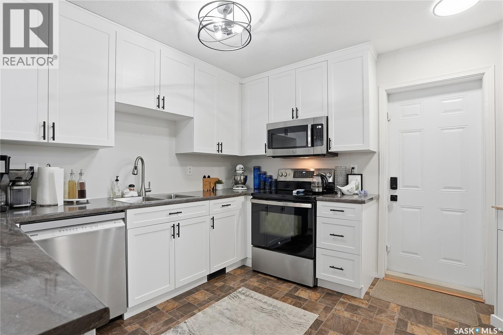 12 80 Berini Drive, Saskatoon, SK - Indoor Photo Showing Kitchen With Double Sink