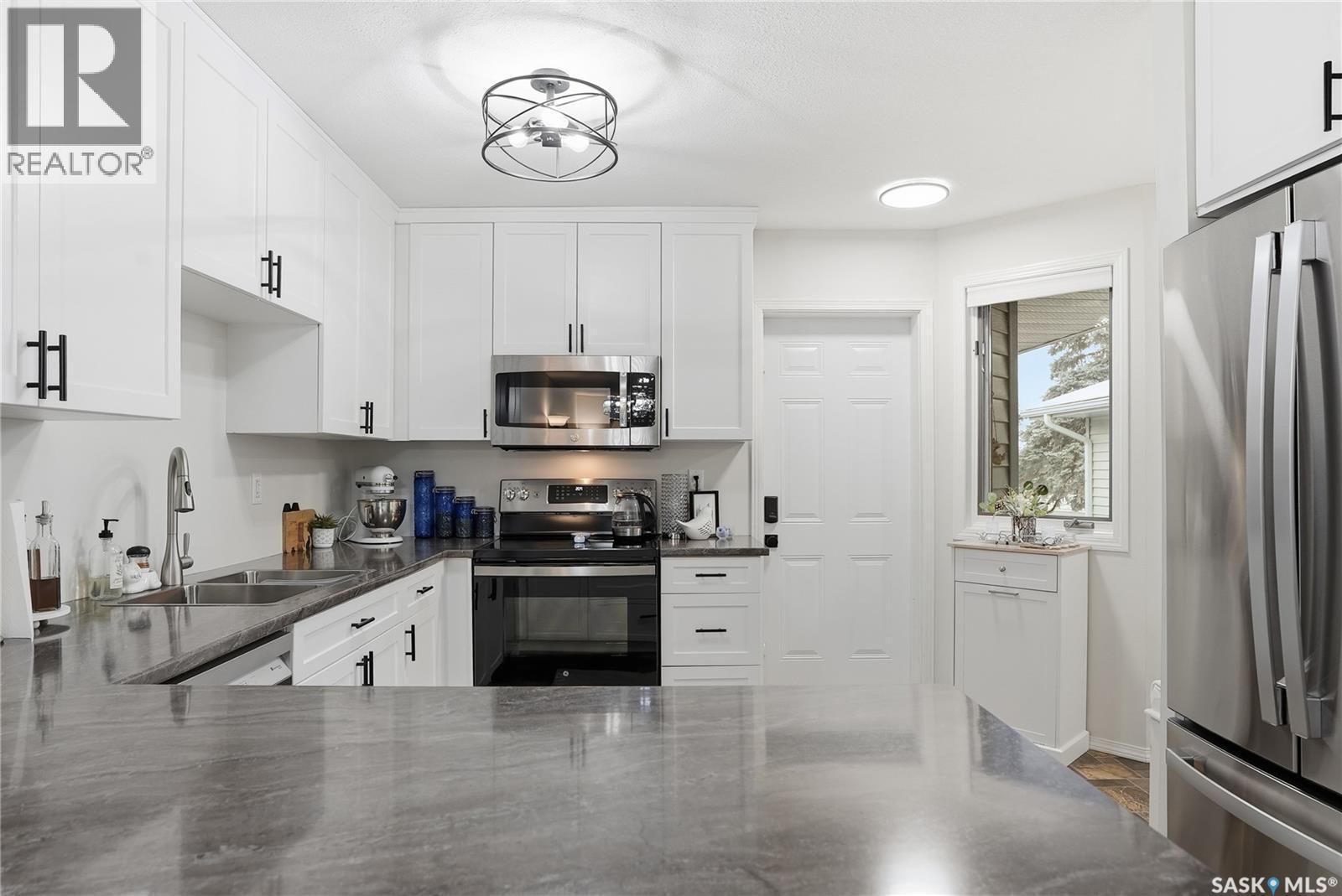 12 80 Berini Drive, Saskatoon, SK - Indoor Photo Showing Kitchen With Double Sink With Upgraded Kitchen