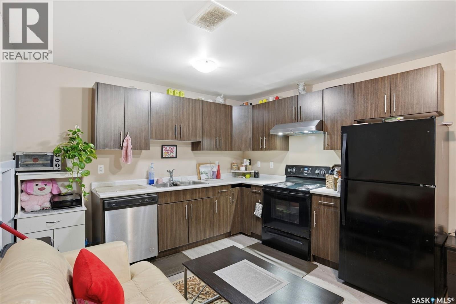 516 Pichler Way, Saskatoon, SK - Indoor Photo Showing Kitchen With Double Sink