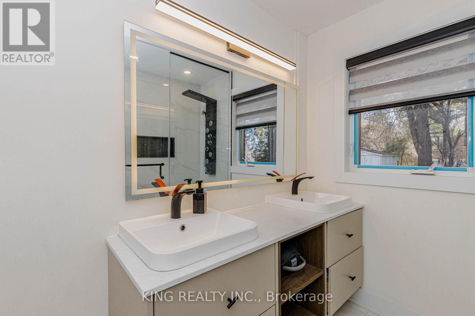 40 Granton Street, Hamilton, ON - Indoor Photo Showing Bathroom