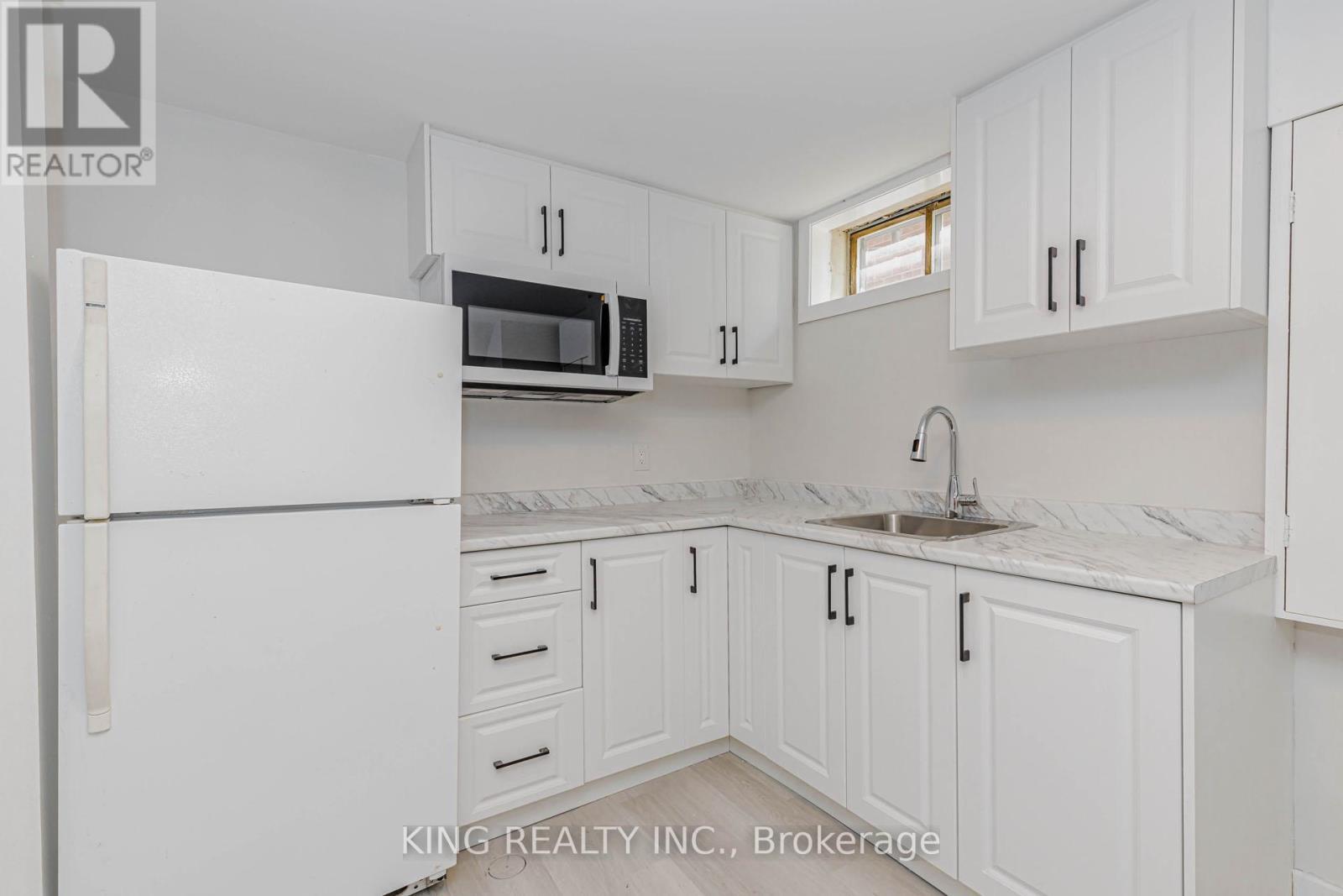 40 Granton Street, Hamilton, ON - Indoor Photo Showing Kitchen