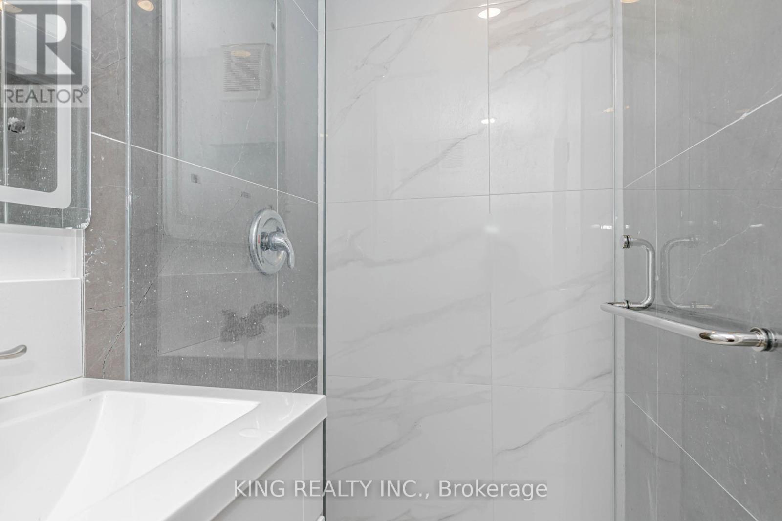 40 Granton Street, Hamilton, ON - Indoor Photo Showing Bathroom