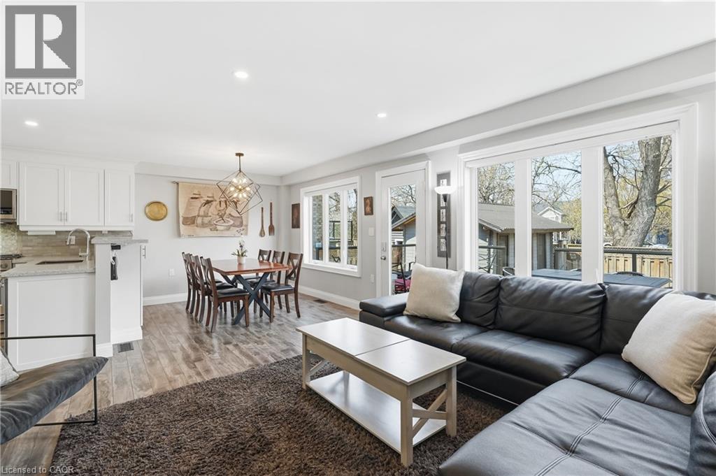 3 Rembe Avenue, Hamilton, ON - Indoor Photo Showing Living Room