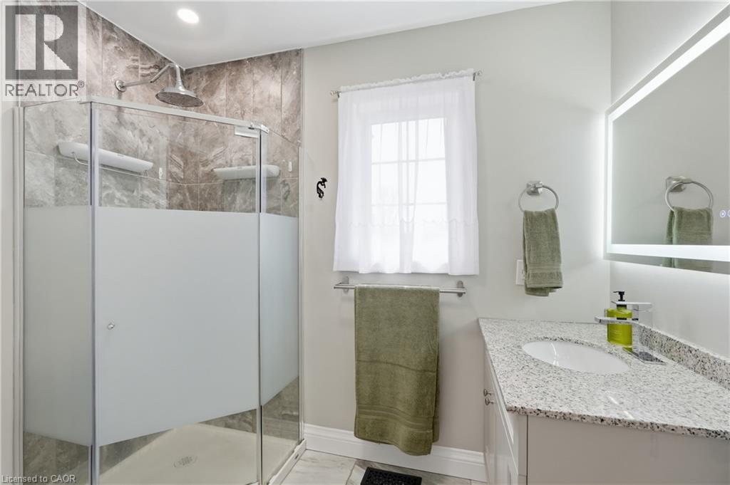 3 Rembe Avenue, Hamilton, ON - Indoor Photo Showing Bathroom