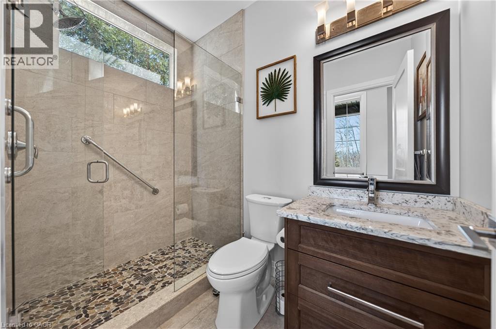 25 Macville Avenue, Kitchener, ON - Indoor Photo Showing Bathroom