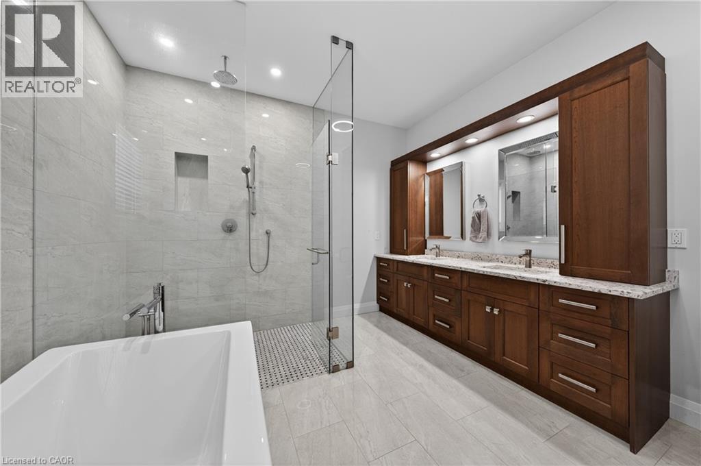 25 Macville Avenue, Kitchener, ON - Indoor Photo Showing Bathroom