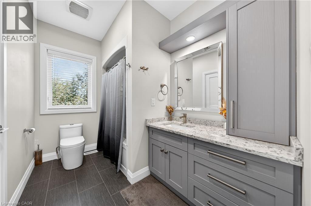 25 Macville Avenue, Kitchener, ON - Indoor Photo Showing Bathroom