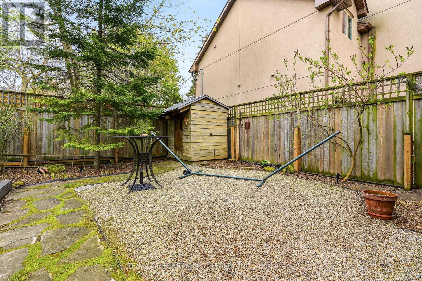 2116 Caroline Street, Burlington, ON - Outdoor