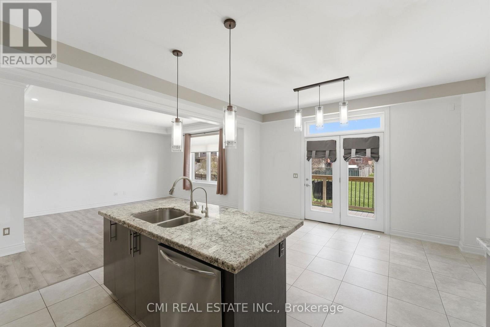12 Mitten Court, Hamilton, ON - Indoor Photo Showing Kitchen With Double Sink With Upgraded Kitchen