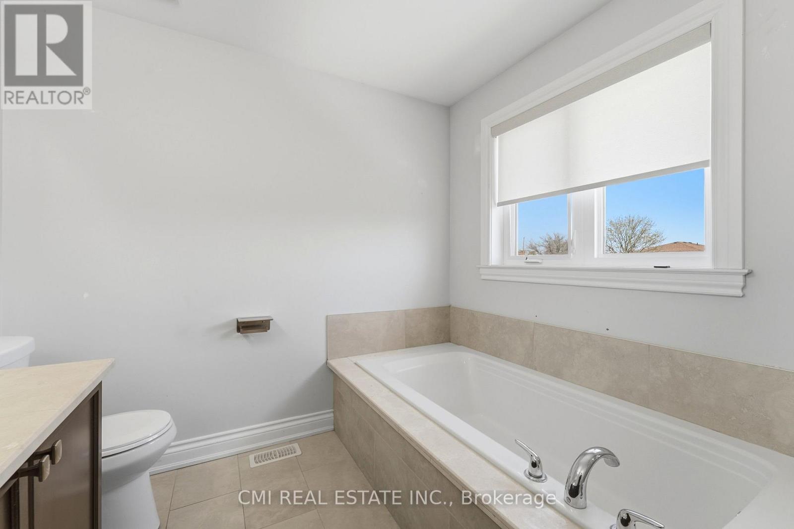 12 Mitten Court, Hamilton, ON - Indoor Photo Showing Bathroom