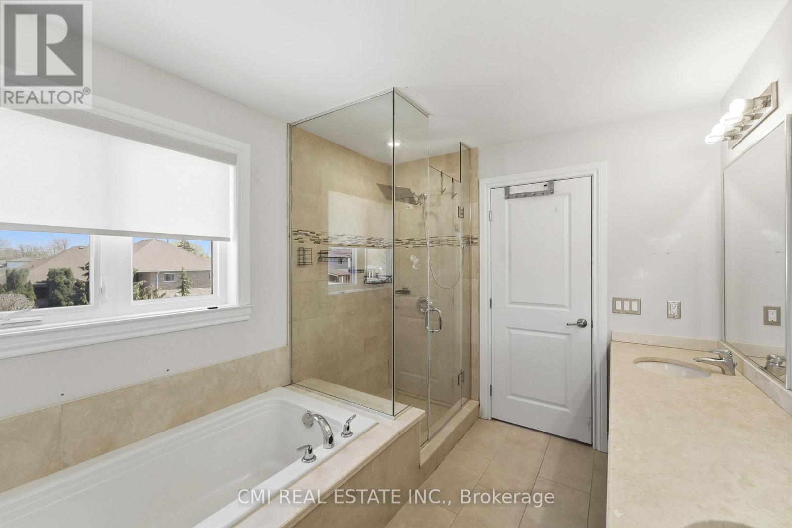 12 Mitten Court, Hamilton, ON - Indoor Photo Showing Bathroom
