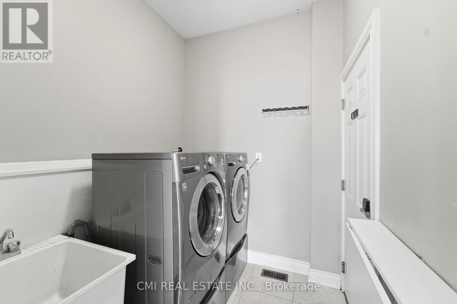 12 Mitten Court, Hamilton, ON - Indoor Photo Showing Laundry Room