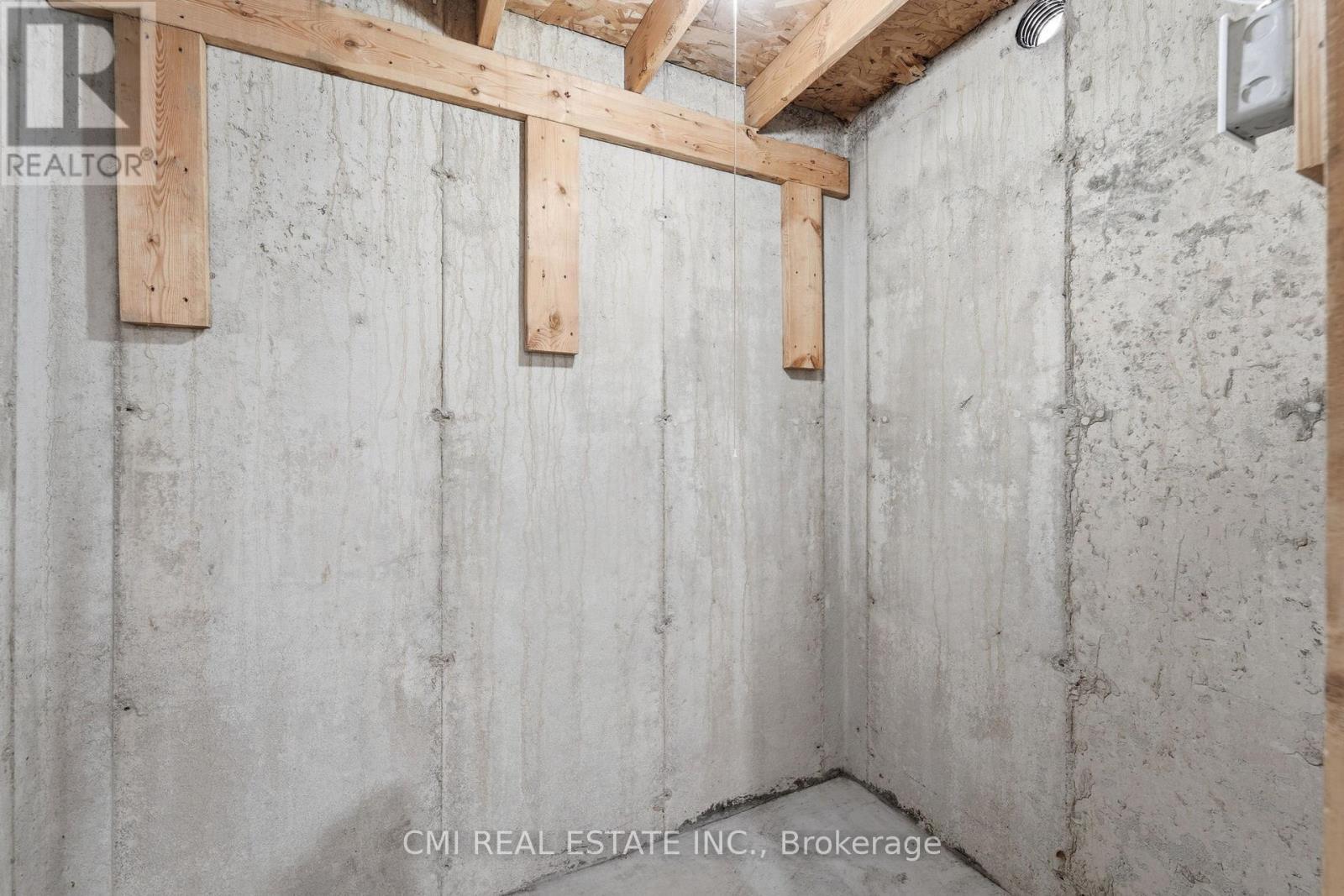 12 Mitten Court, Hamilton, ON - Indoor