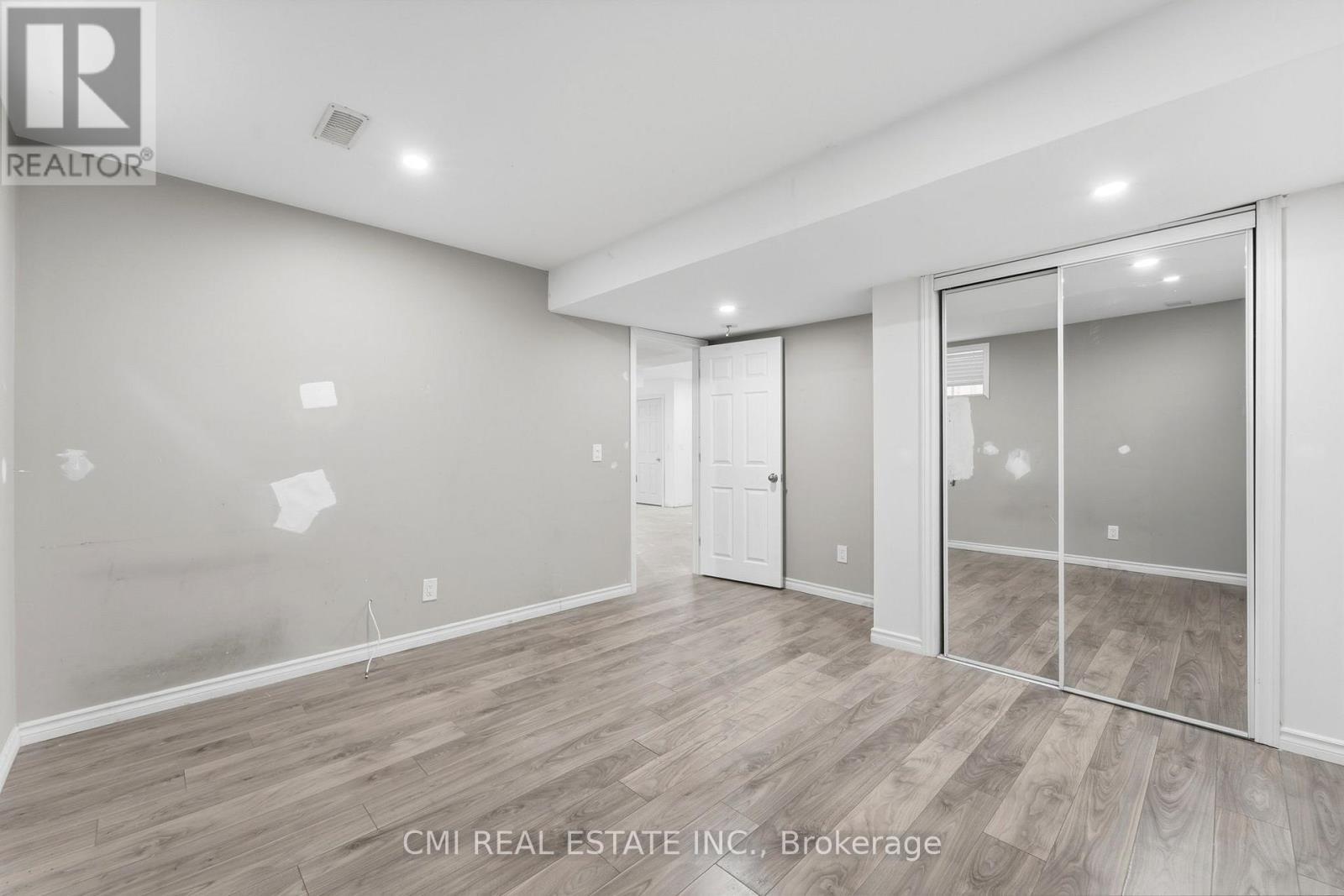 12 Mitten Court, Hamilton, ON - Indoor
