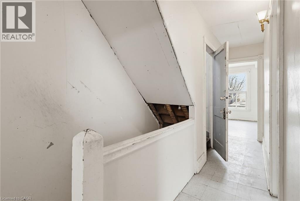 39 Munroe Street, Hamilton, ON - Indoor Photo Showing Other Room