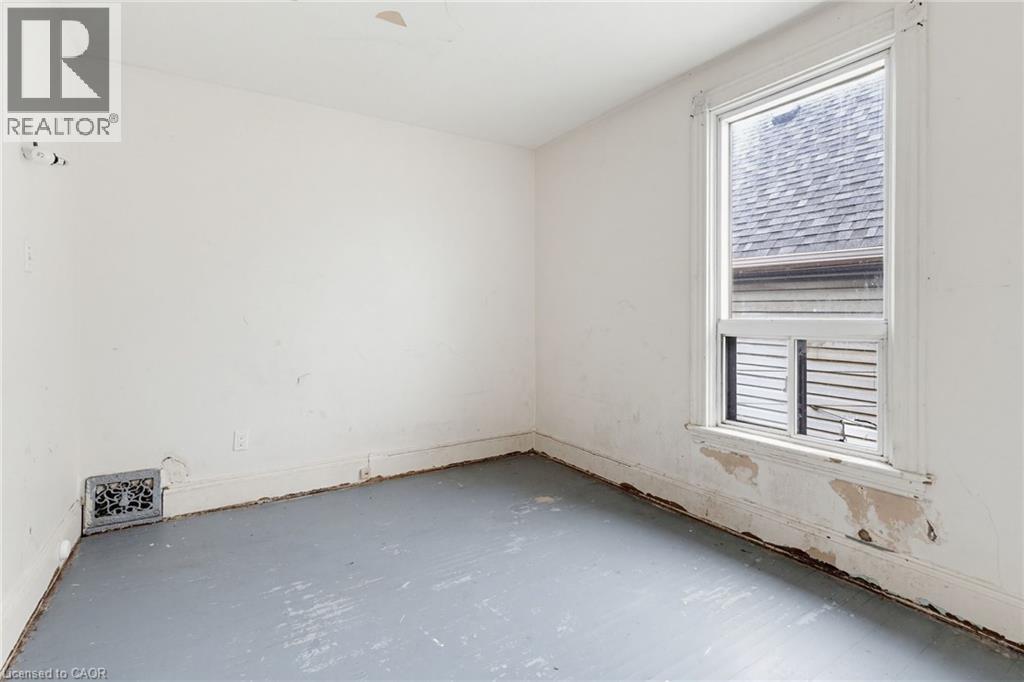 39 Munroe Street, Hamilton, ON - Indoor Photo Showing Other Room
