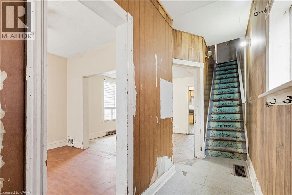 39 Munroe Street, Hamilton, ON - Indoor Photo Showing Other Room