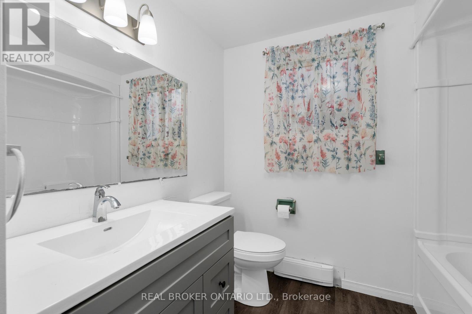 8 Maple Leaf Terrace, Innisfil, ON - Indoor Photo Showing Bathroom