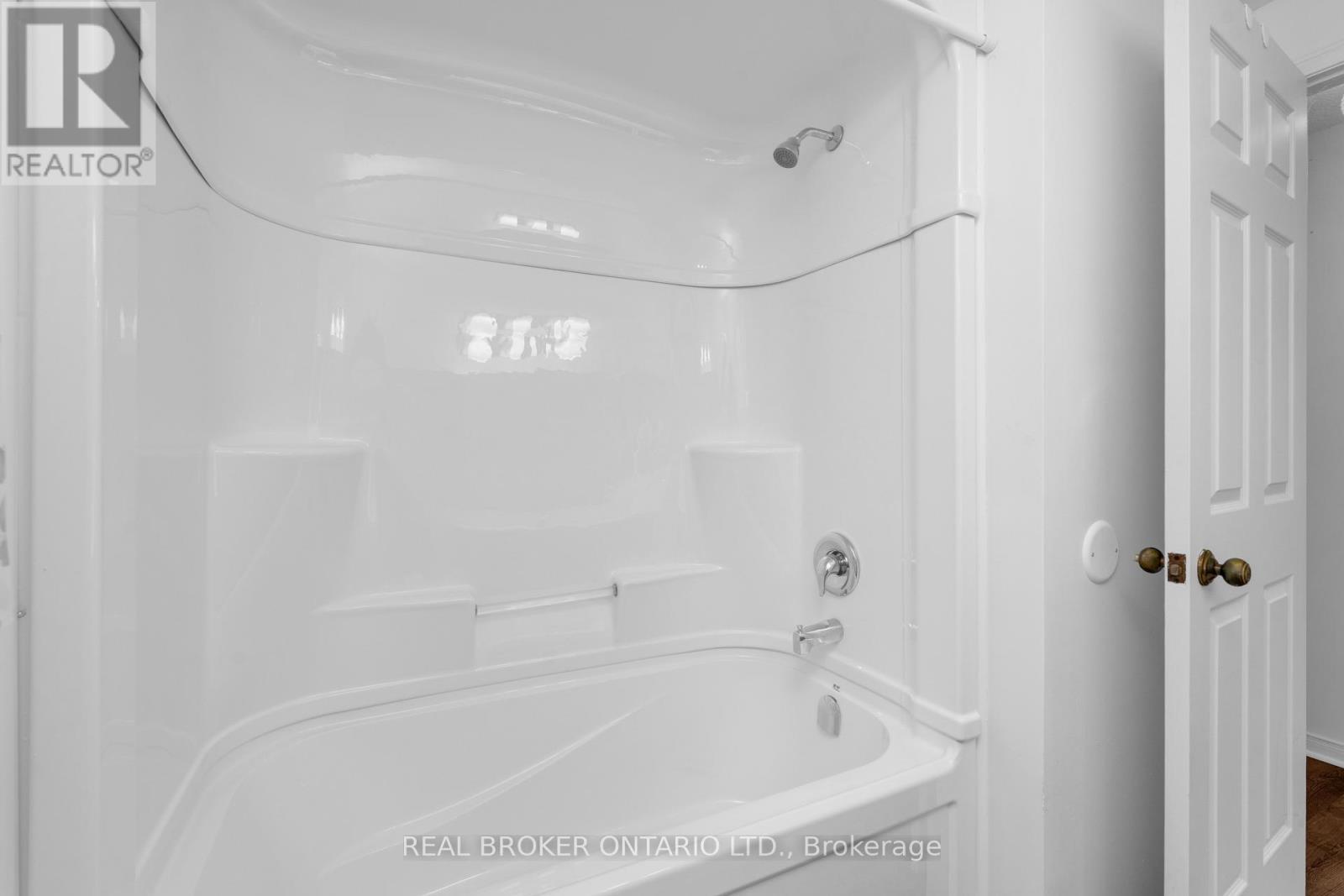 8 Maple Leaf Terrace, Innisfil, ON - Indoor Photo Showing Bathroom
