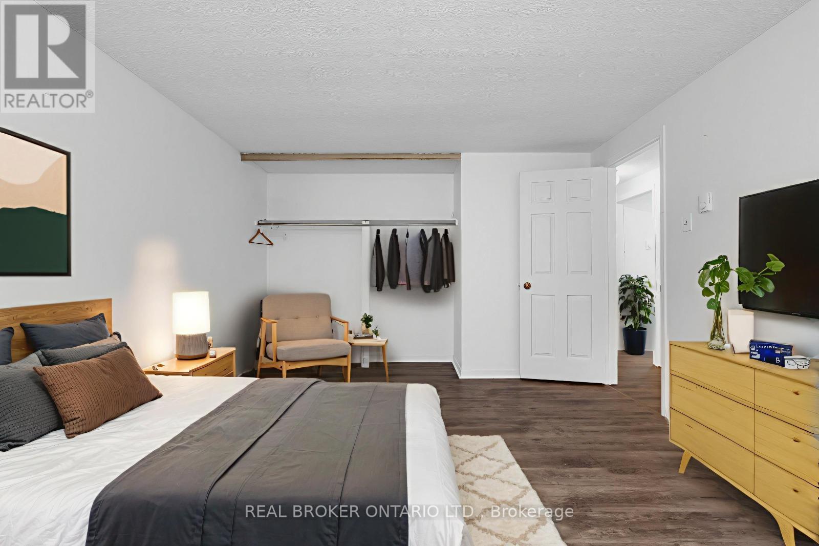 8 Maple Leaf Terrace, Innisfil, ON - Indoor Photo Showing Bedroom