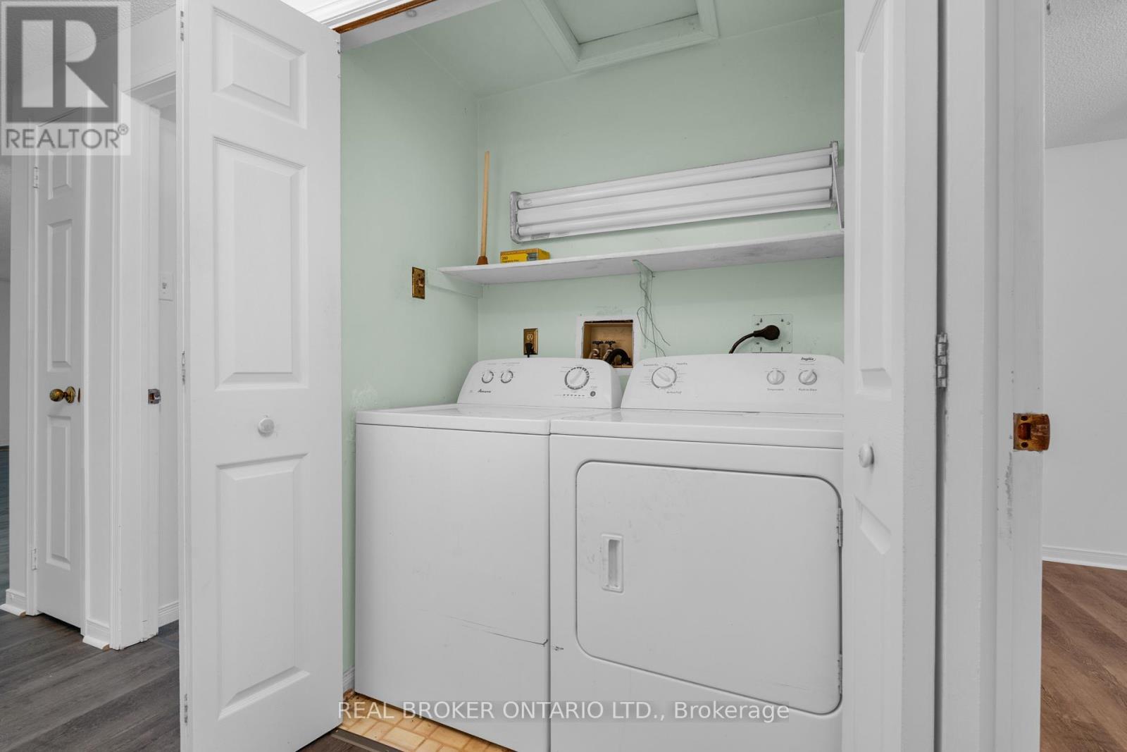 8 Maple Leaf Terrace, Innisfil, ON - Indoor Photo Showing Laundry Room