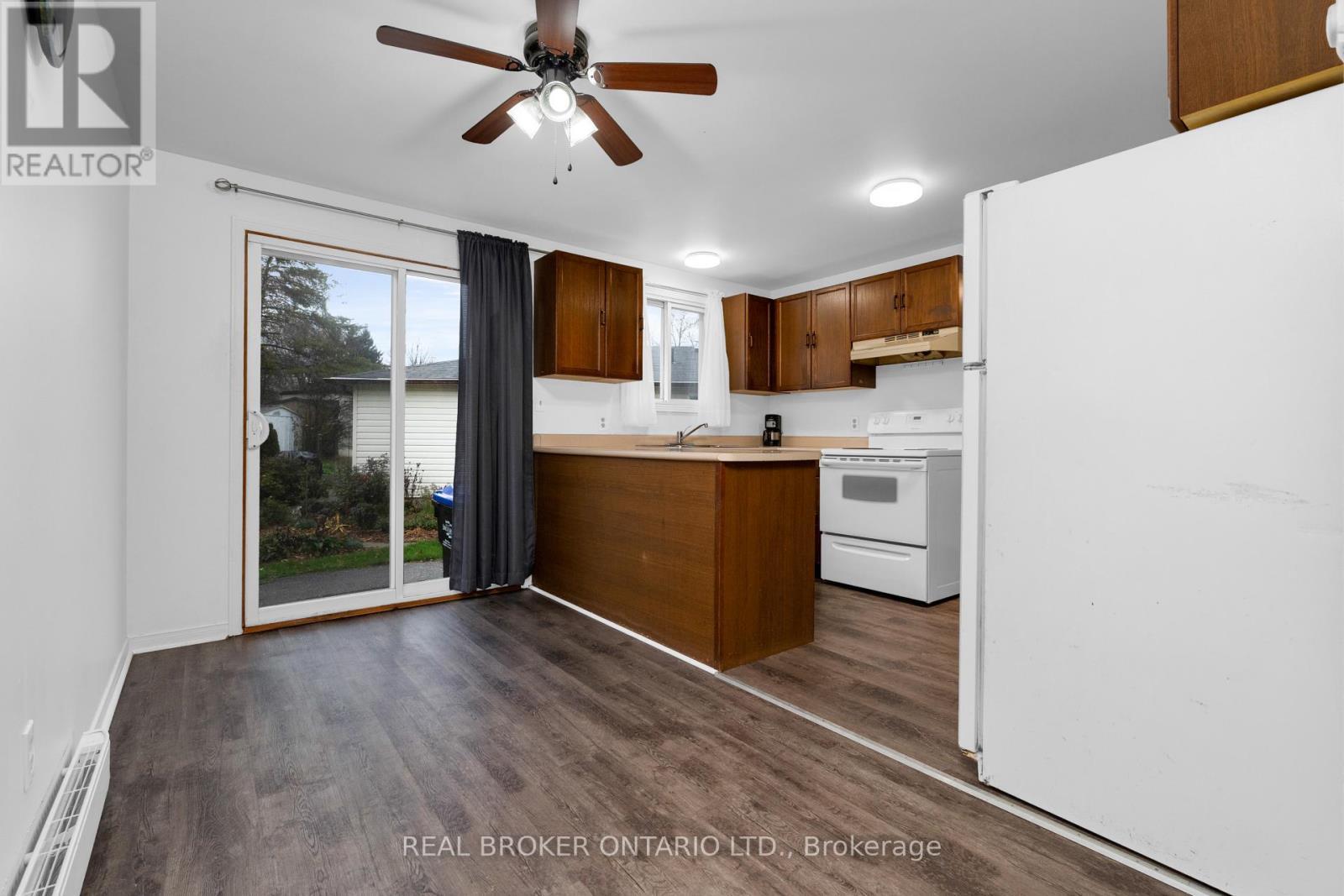 8 Maple Leaf Terrace, Innisfil, ON - Indoor Photo Showing Kitchen