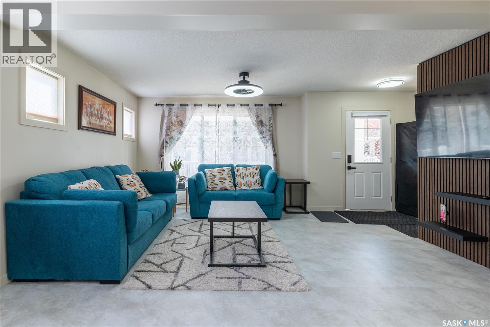 41 5702 Gordon Road, Regina, SK - Indoor Photo Showing Living Room