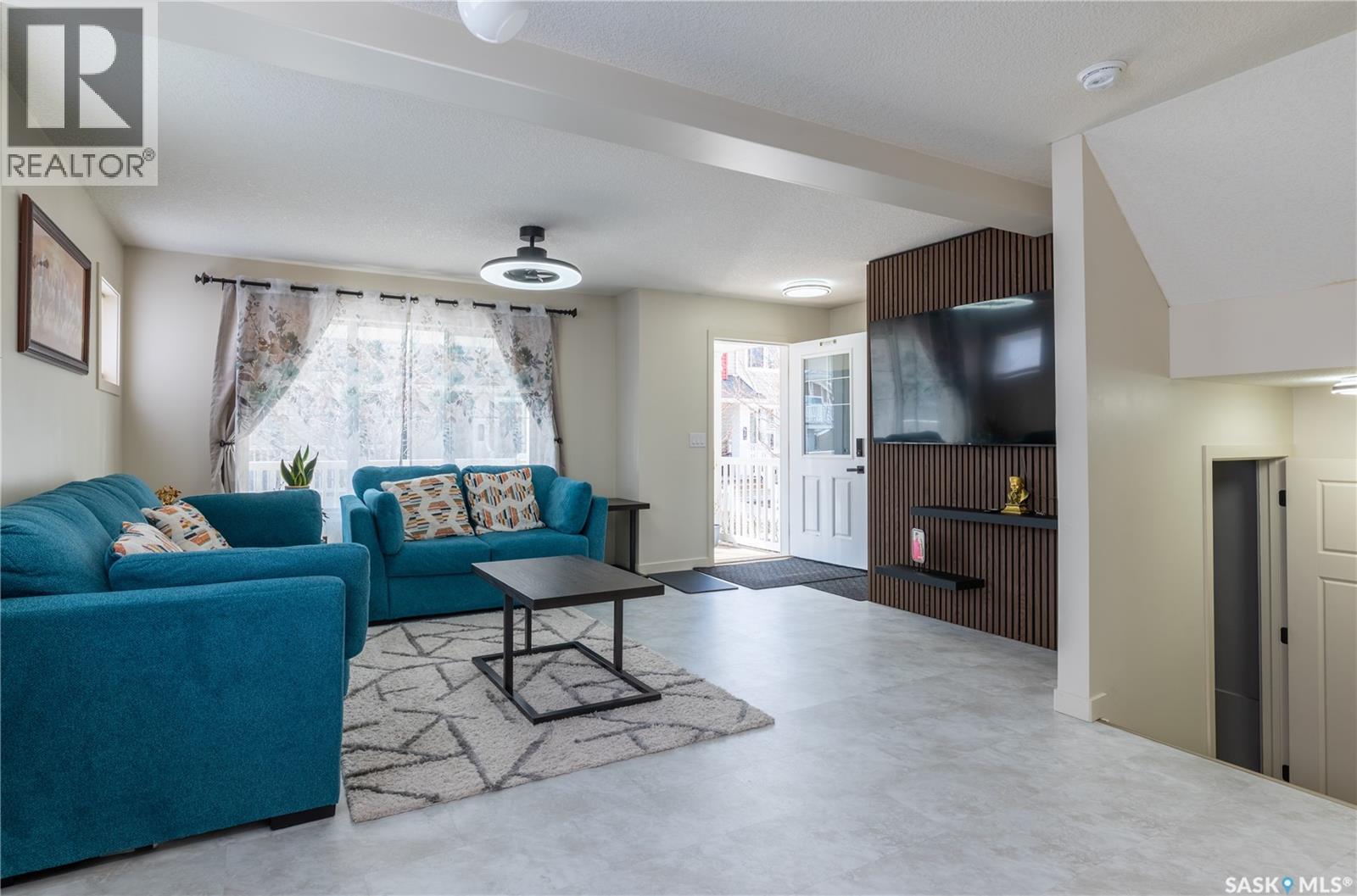 41 5702 Gordon Road, Regina, SK - Indoor Photo Showing Living Room