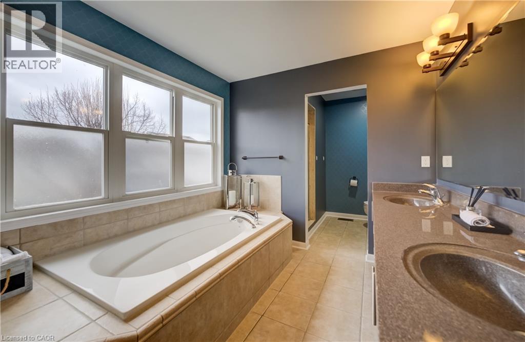 76 Glazebrook Crescent, Cambridge, ON - Indoor Photo Showing Bathroom
