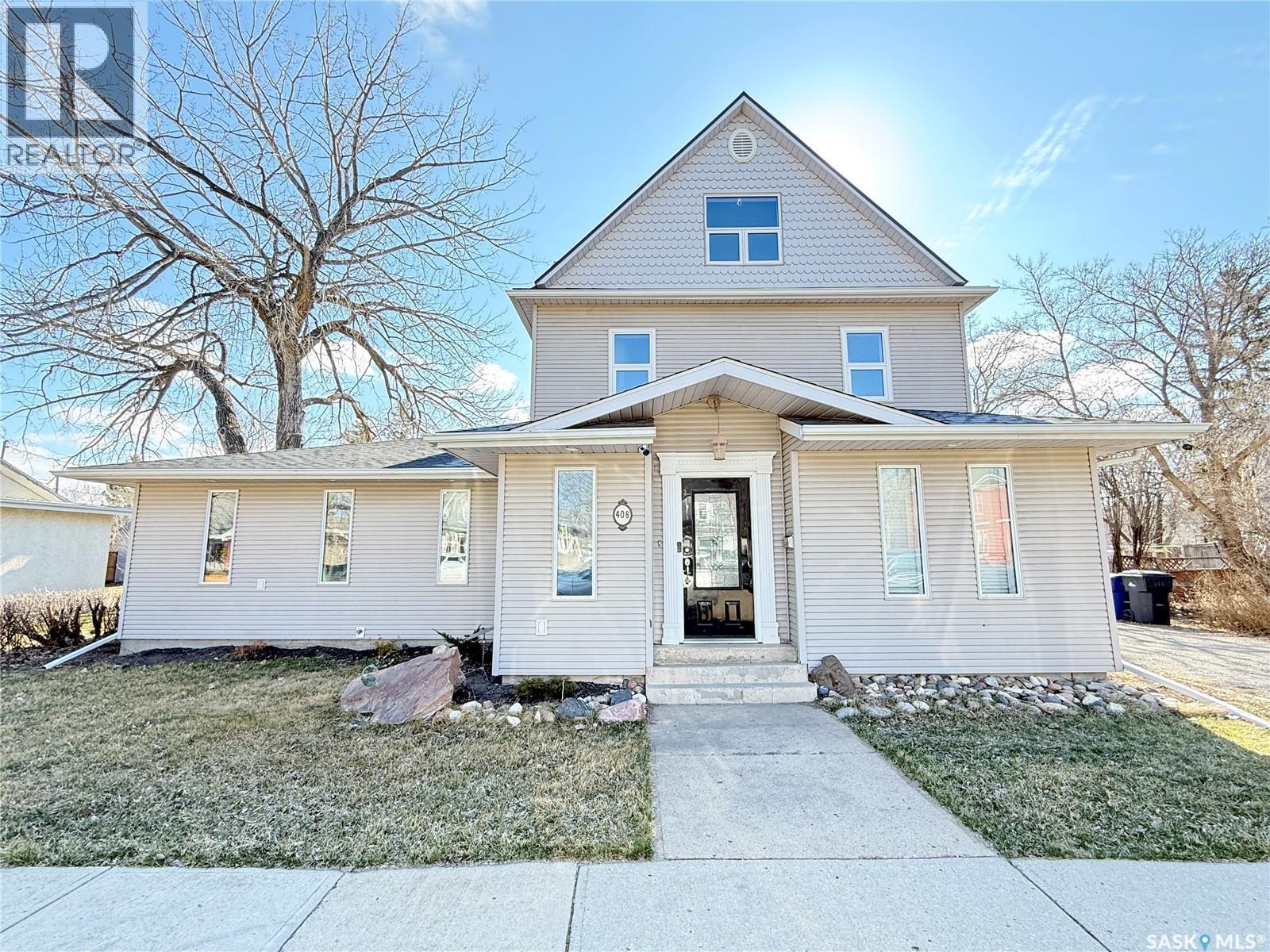 408 Assiniboia Street, Weyburn, SK - Outdoor With Facade