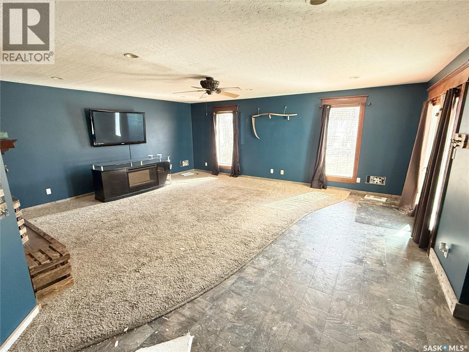 408 Assiniboia Street, Weyburn, SK - Indoor