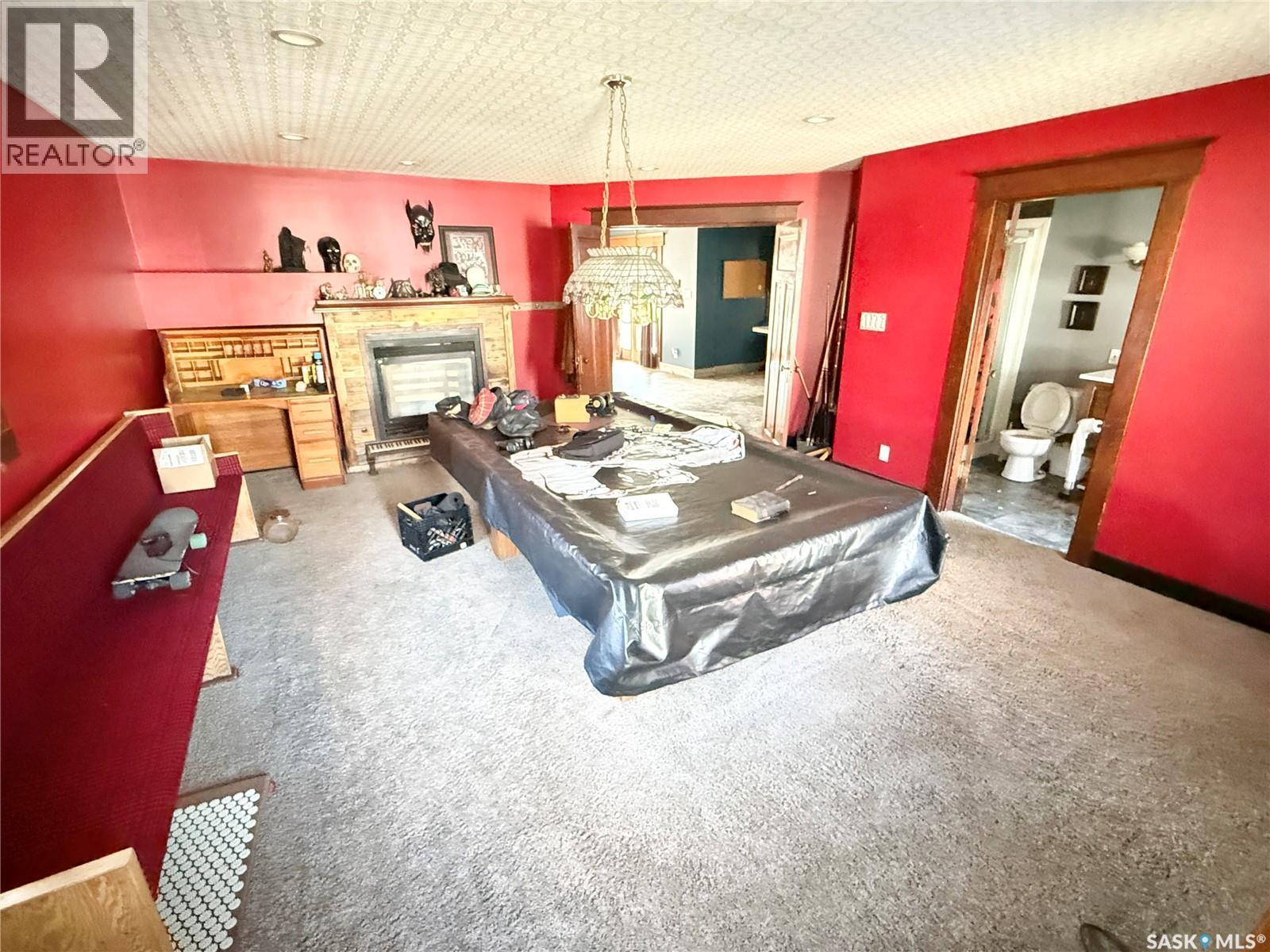 408 Assiniboia Street, Weyburn, SK - Indoor With Fireplace