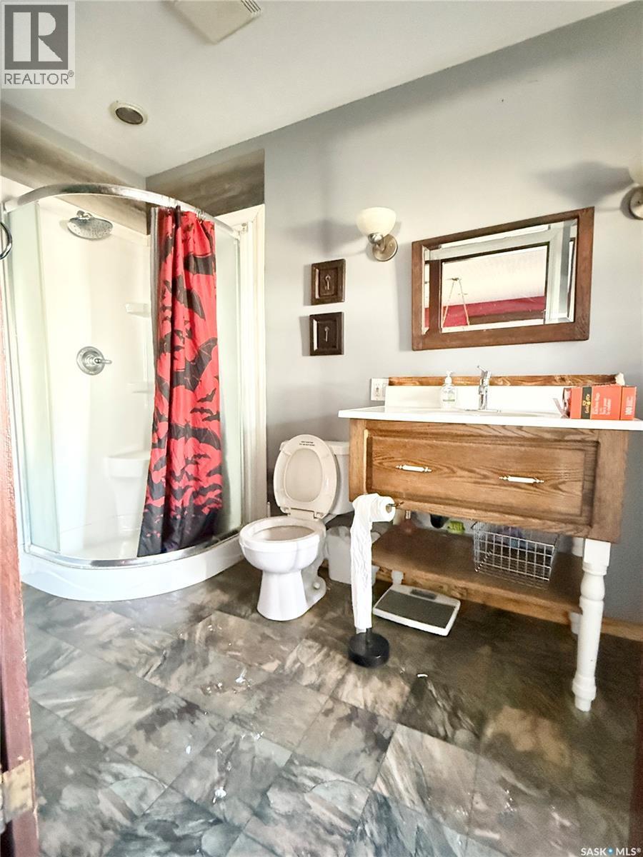 408 Assiniboia Street, Weyburn, SK - Indoor Photo Showing Bathroom