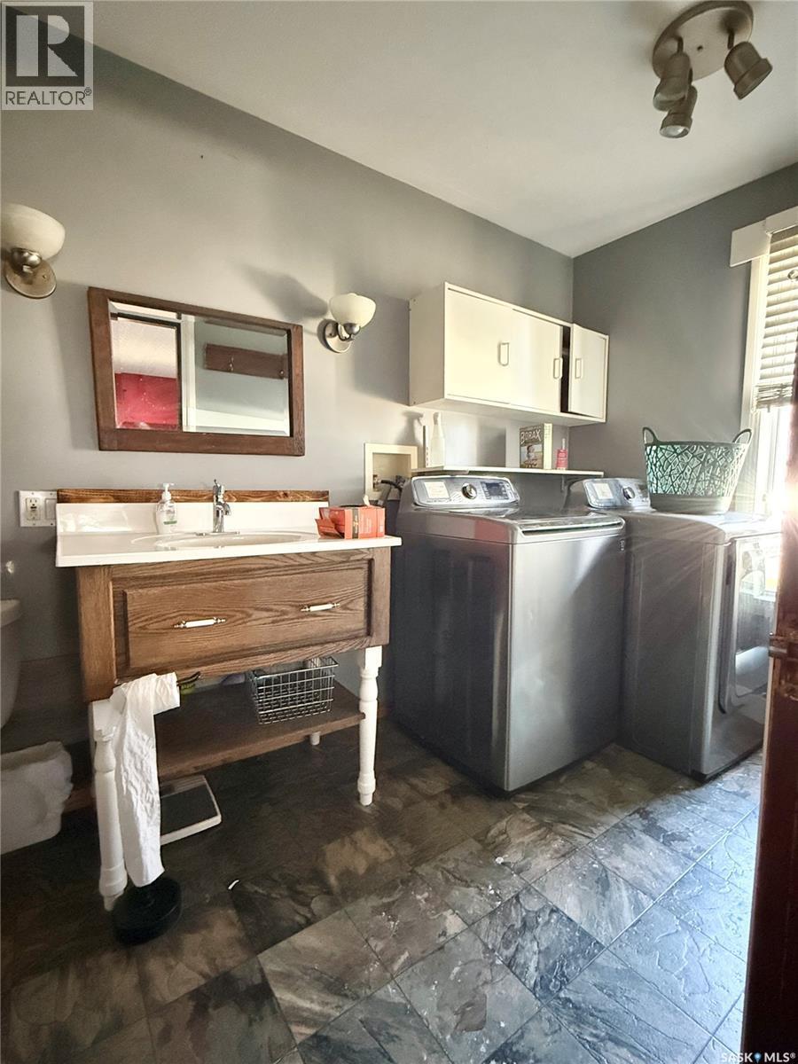 408 Assiniboia Street, Weyburn, SK - Indoor Photo Showing Laundry Room