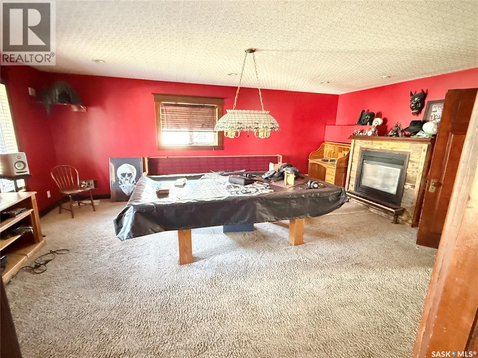 408 Assiniboia Street, Weyburn, SK - Indoor With Fireplace