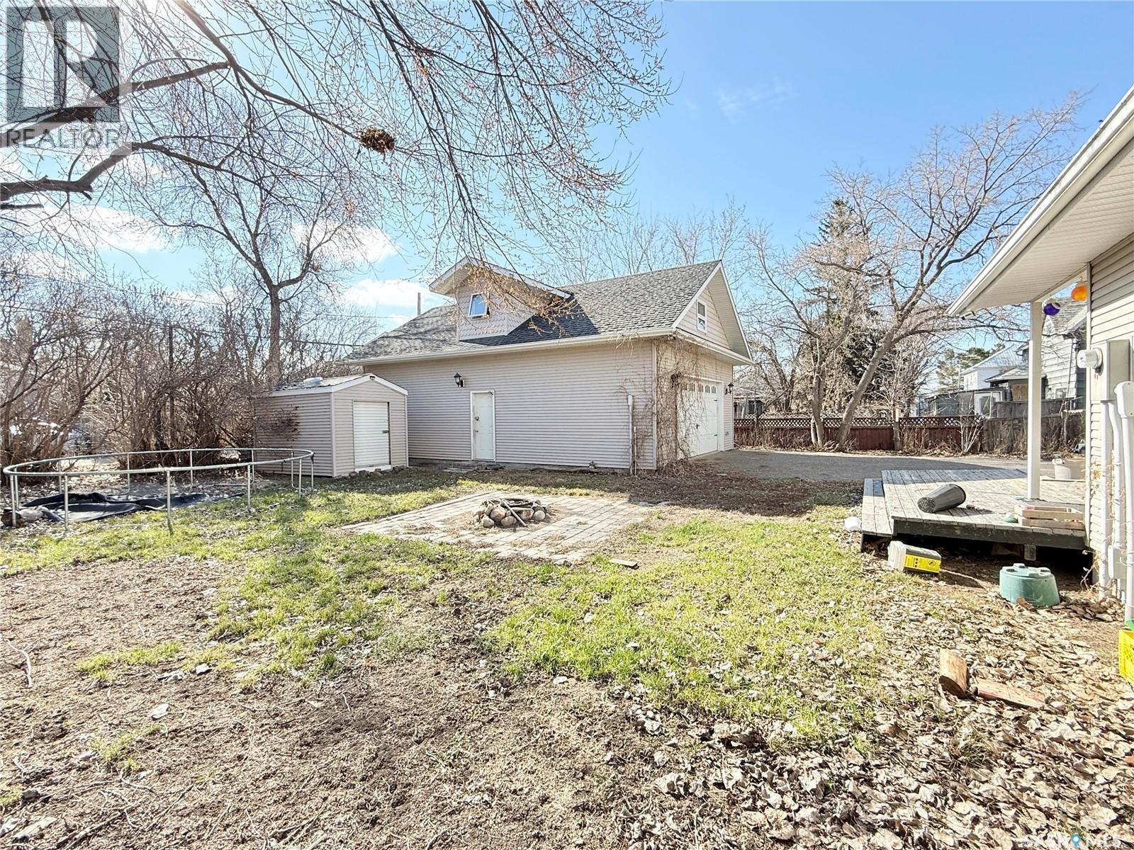 408 Assiniboia Street, Weyburn, SK - Outdoor