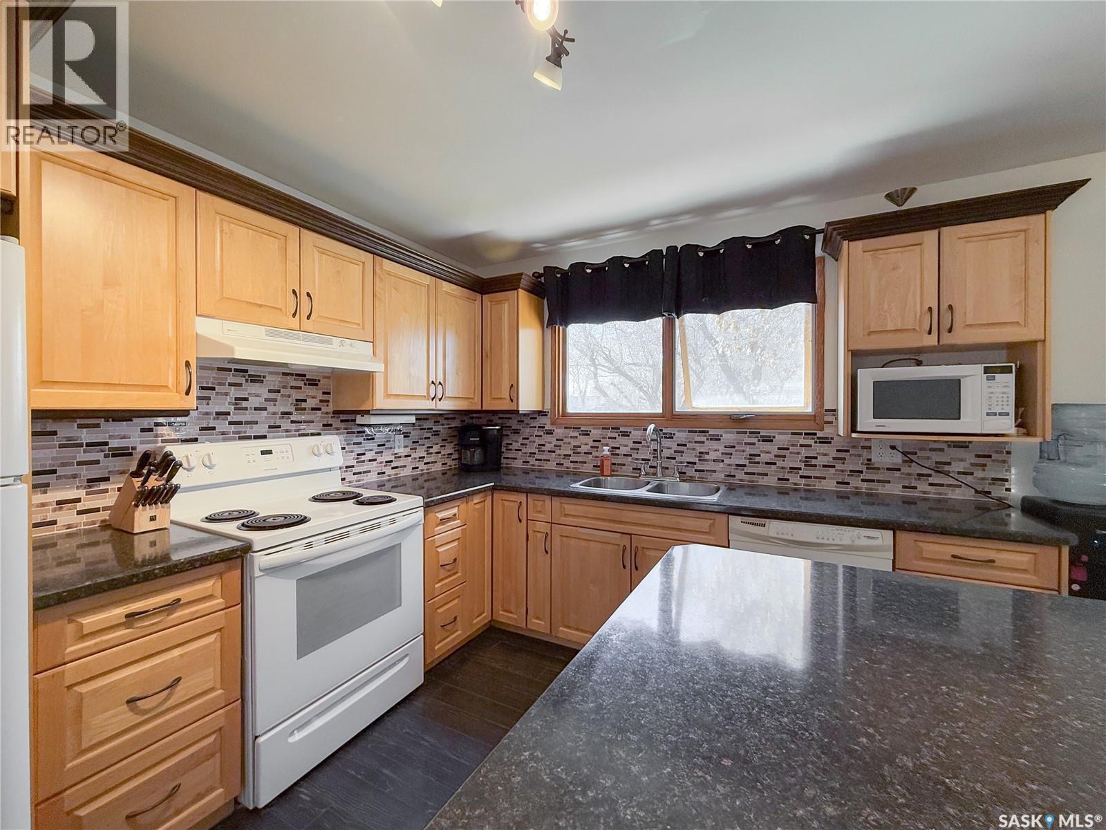 208 1St Street E, Climax, SK - Indoor Photo Showing Kitchen With Double Sink