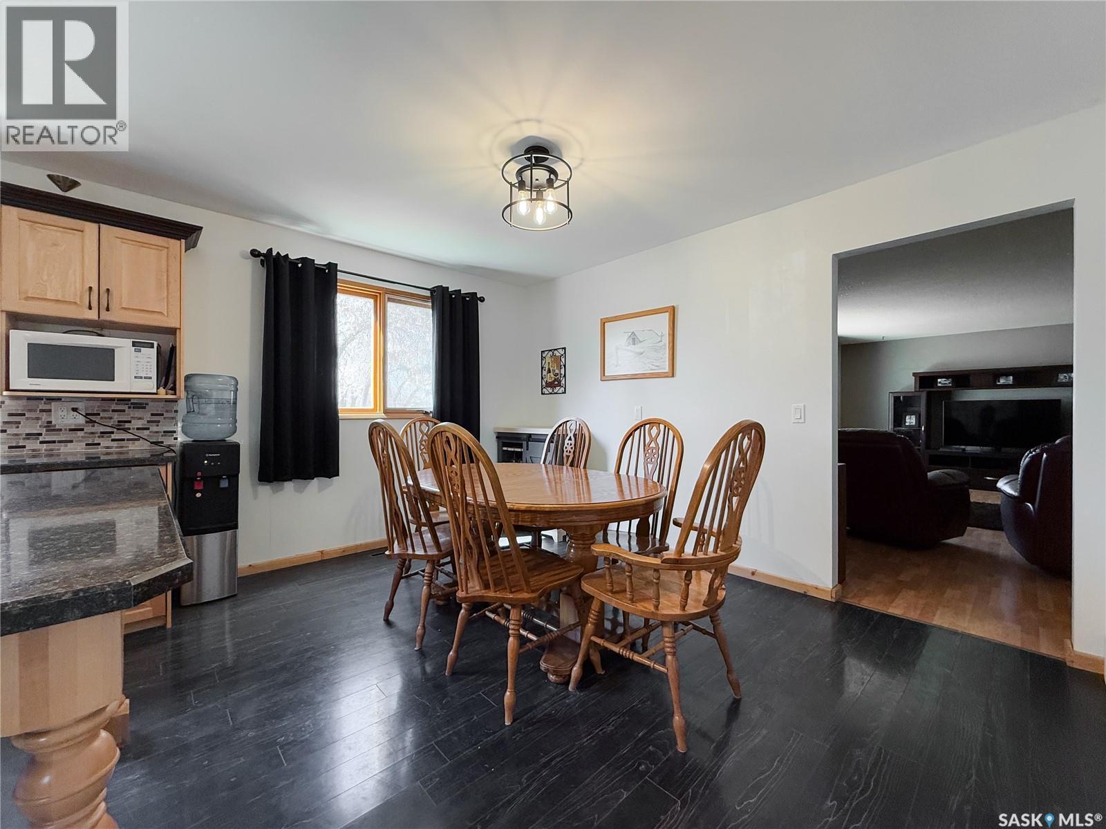 208 1St Street E, Climax, SK - Indoor