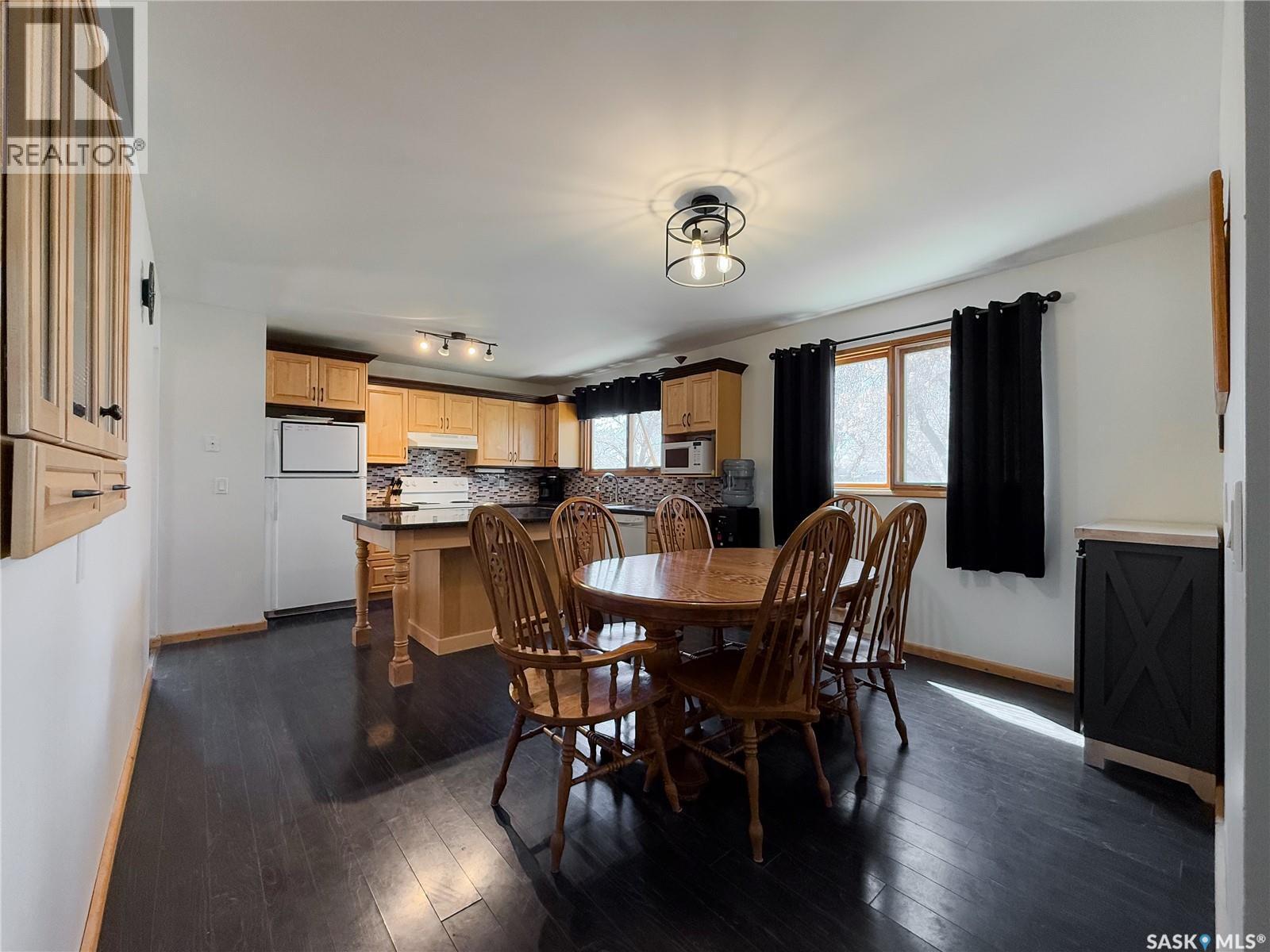 208 1St Street E, Climax, SK - Indoor Photo Showing Dining Room
