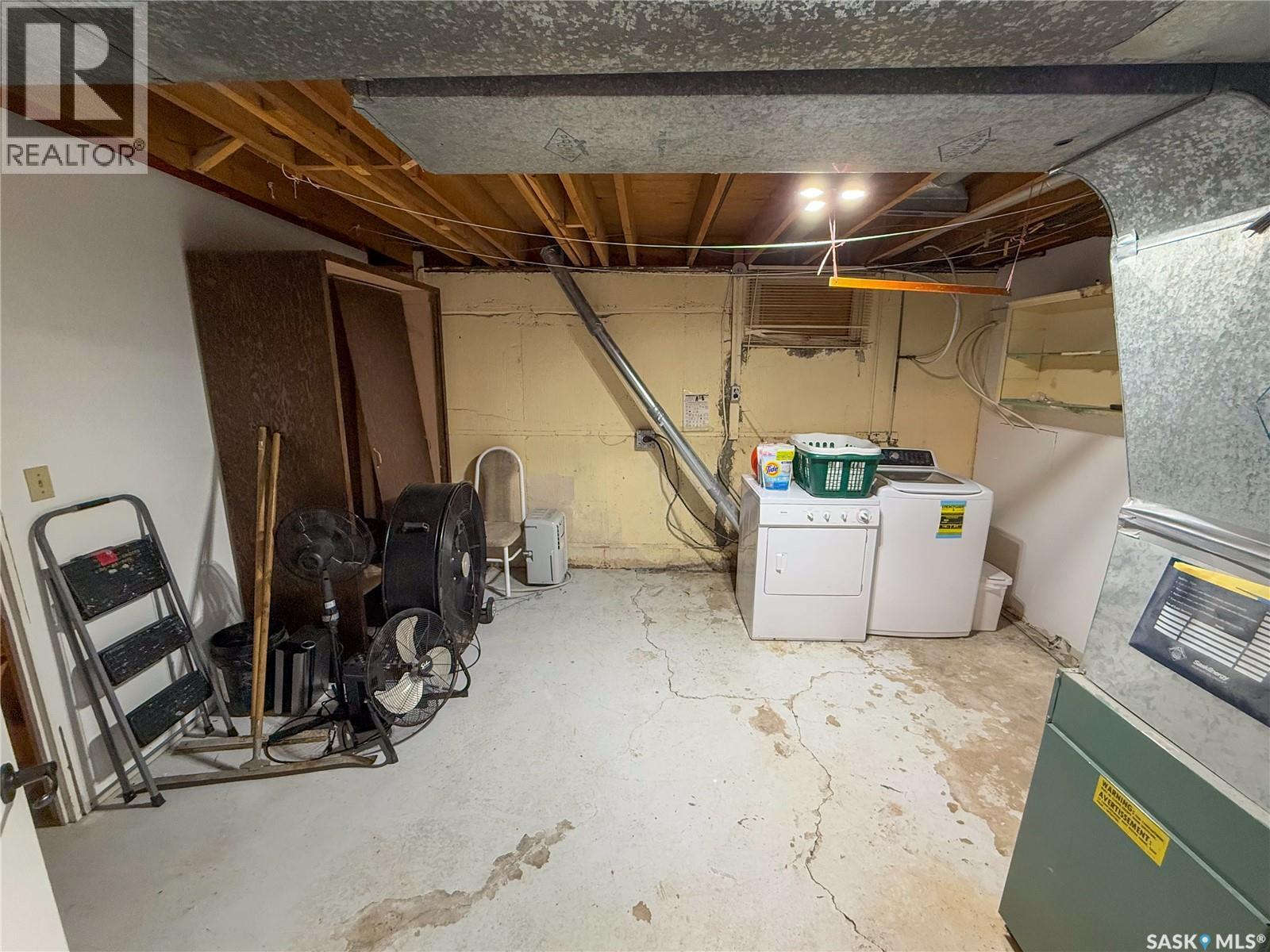 208 1St Street E, Climax, SK - Indoor
